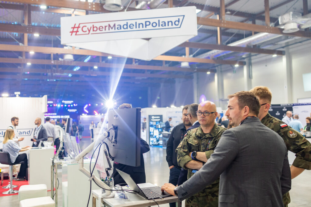 Andrzej Wieser prezentuje na stoisku Rublon rozwiązanie Rublon MFA dla służb mundurowych (fot. Polski Klaster Cyberbezpieczeństwa #CyberMadeInPoland)