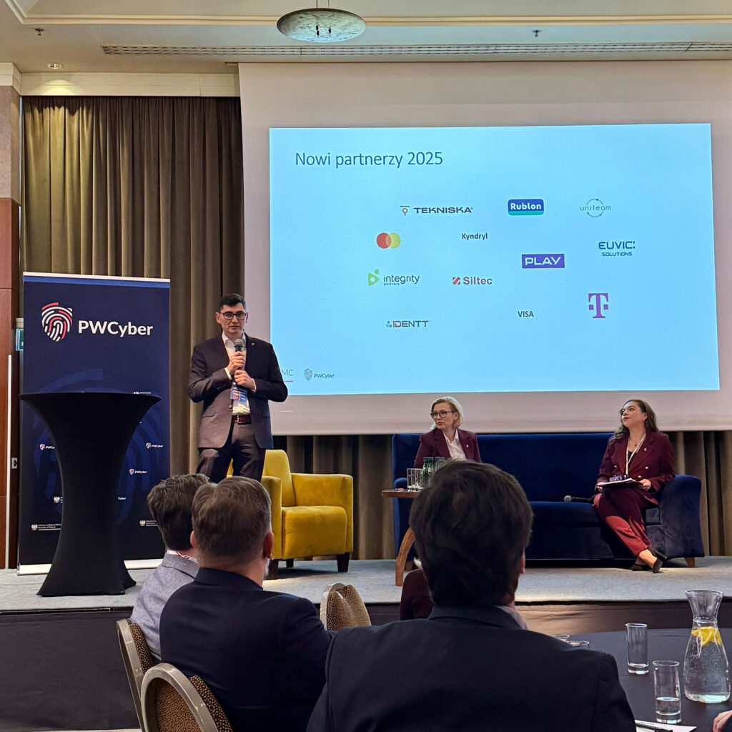 Łukasz Wojewoda, Dyrektor Departamentu Cyberbezpieczeństwa w Ministerstwie Cyfryzacji, prezentuje tegorocznych partnerów PWCyber.