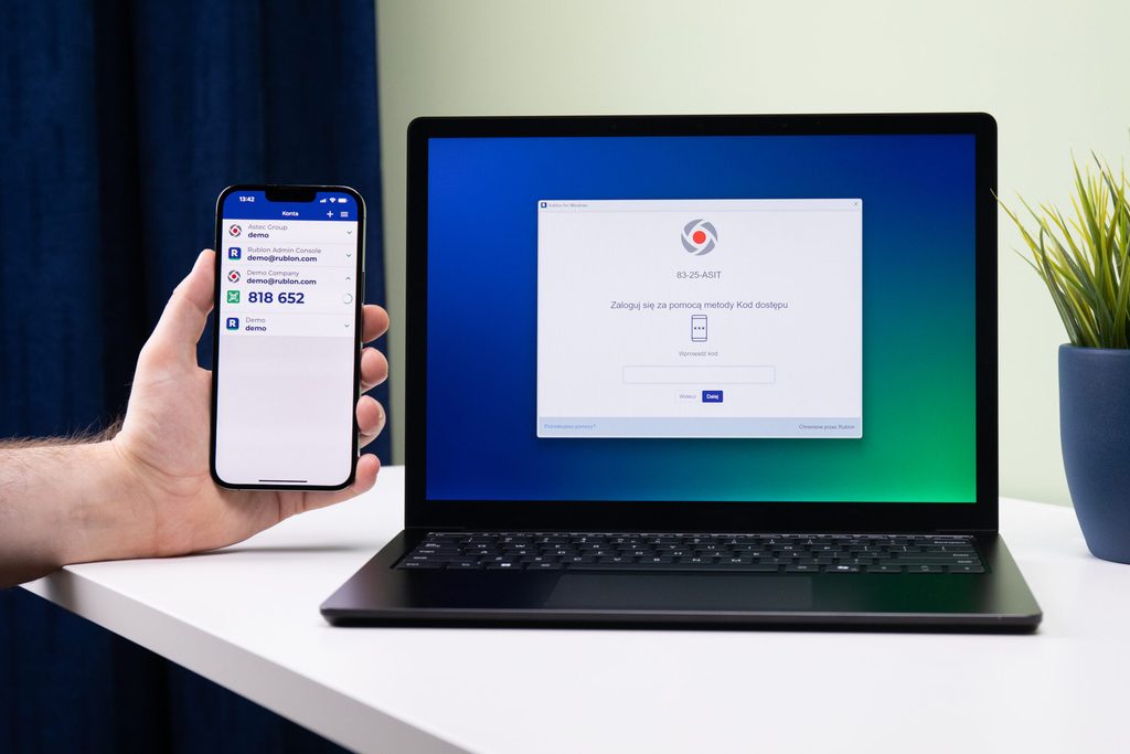 Aplikacja Rublon Authenticator na ekranie telefonu z kodem dostępu do uwierzytelniania MFA